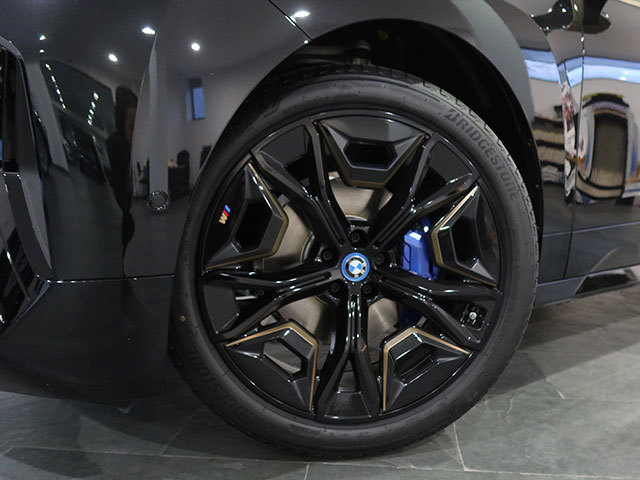 BMW iX xDrive40 color Negro. Año 2023. 240KW(326CV). Eléctrico. 