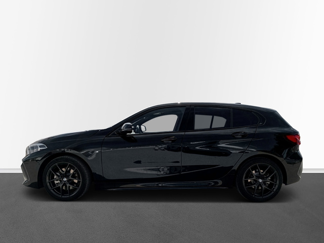 BMW Serie 1 118d color Negro. Año 2023. 110KW(150CV). Diésel. En concesionario Murcia Premium S.L. AV DEL ROCIO de Murcia
