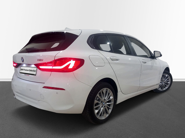 BMW Serie 1 118i color Blanco. Año 2023. 100KW(136CV). Gasolina. En concesionario MURCIA PREMIUM S.L. JUAN CARLOS I de Murcia