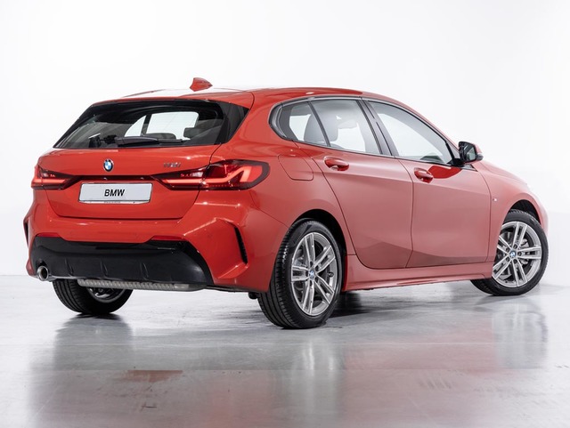 BMW Serie 1 118i color Rojo. Año 2023. 103KW(140CV). Gasolina. En concesionario Oliva Motor Girona de Girona