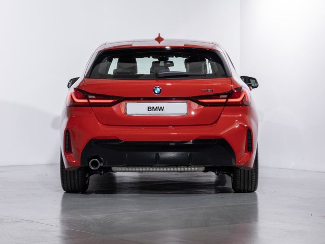 BMW Serie 1 118i color Rojo. Año 2023. 103KW(140CV). Gasolina. En concesionario Oliva Motor Girona de Girona