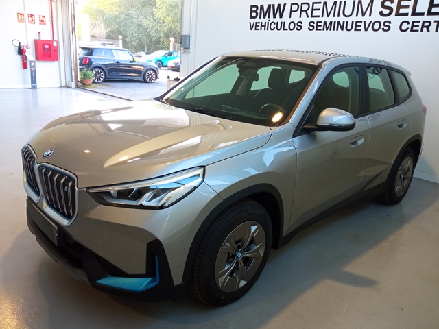 BMW iX1 xDrive30 color Gris Plata. Año 2023. 230KW(313CV). Eléctrico. En concesionario Lurauto Bizkaia de Vizcaya