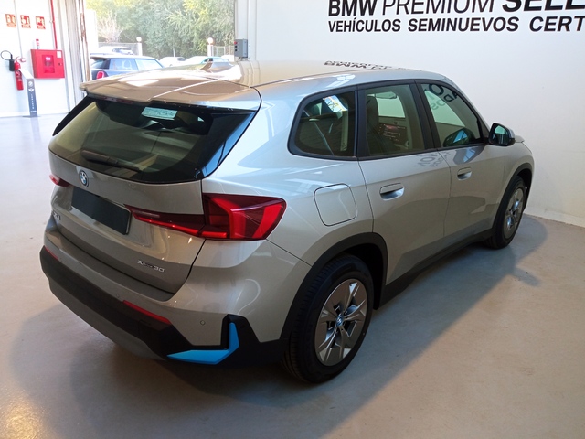 BMW iX1 xDrive30 color Gris Plata. Año 2023. 230KW(313CV). Eléctrico. En concesionario Lurauto Bizkaia de Vizcaya