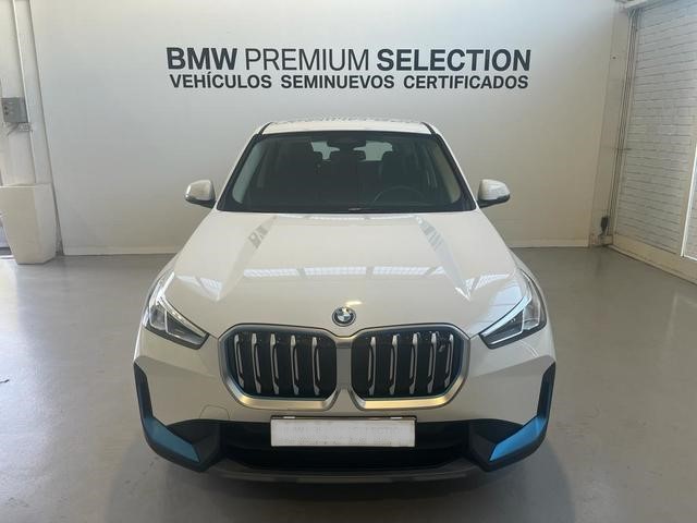 BMW iX1 xDrive30 color Blanco. Año 2023. 230KW(313CV). Eléctrico. En concesionario Lurauto Bizkaia de Vizcaya