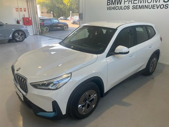 BMW iX1 xDrive30 color Blanco. Año 2023. 230KW(313CV). Eléctrico. En concesionario Lurauto Bizkaia de Vizcaya