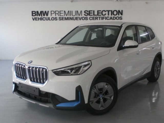 BMW iX1 xDrive30 color Blanco. Año 2023. 230KW(313CV). Eléctrico. En concesionario Lurauto Bizkaia de Vizcaya