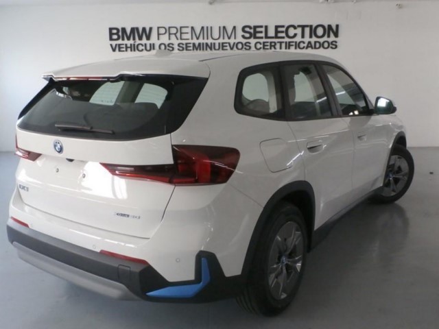 BMW iX1 xDrive30 color Blanco. Año 2023. 230KW(313CV). Eléctrico. En concesionario Lurauto Bizkaia de Vizcaya