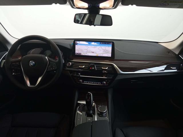 BMW Serie 5 530d Touring color Blanco. Año 2023. 210KW(286CV). Diésel. En concesionario Lurauto - Gipuzkoa de Guipuzcoa