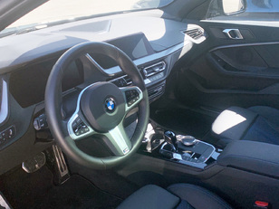 BMW Serie 1 118d color Negro. Año 2023. 110KW(150CV). Diésel. En concesionario Celtamotor Caldas Reis de Pontevedra