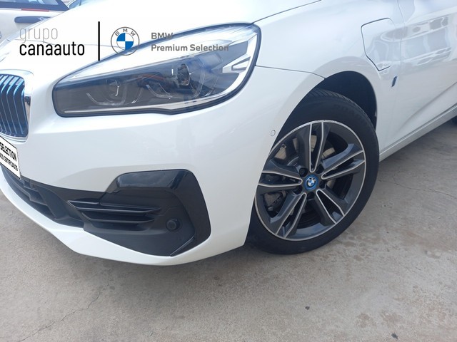 BMW Serie 2 225xe iPerformance Active Tourer color Blanco. Año 2020. 165KW(224CV). Híbrido Electro/Gasolina. En concesionario CANAAUTO - TACO de Sta. C. Tenerife