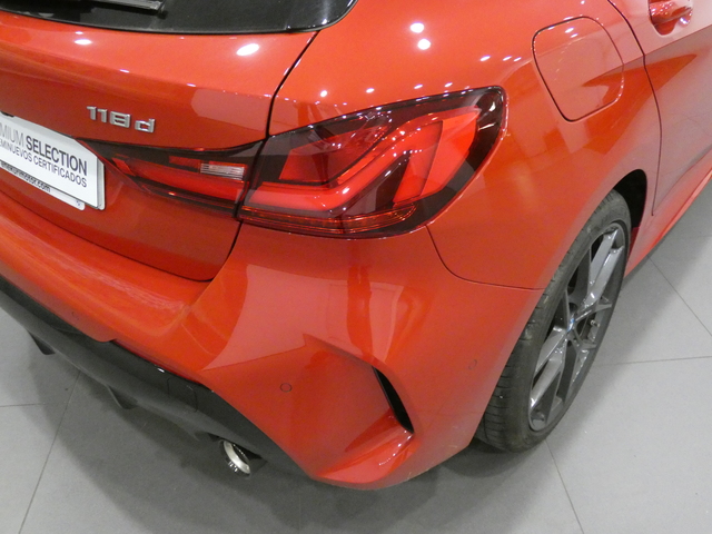 BMW Serie 1 118d color Rojo. Año 2023. 110KW(150CV). Diésel. En concesionario Enekuri Motor de Vizcaya