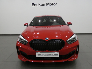 Fotos de BMW Serie 1 118d color Rojo. Año 2023. 110KW(150CV). Diésel. En concesionario Enekuri Motor de Vizcaya