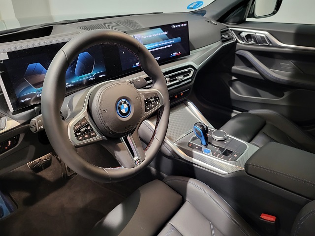 BMW i4 M50 color Azul. Año 2022. 400KW(544CV). Eléctrico. En concesionario Movitransa Cars Huelva de Huelva