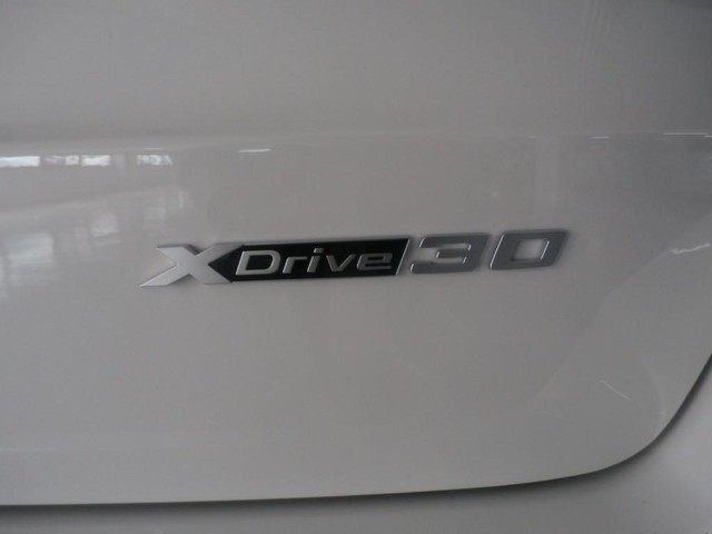 BMW iX1 xDrive30 color Blanco. Año 2023. 230KW(313CV). Eléctrico. En concesionario Lurauto - Gipuzkoa de Guipuzcoa