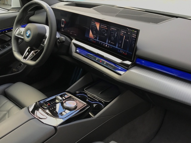 BMW i5 eDrive40 color Blanco. Año 2023. 250KW(340CV). Eléctrico. En concesionario Celtamotor Vigo  de Pontevedra