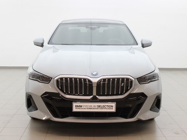 BMW i5 eDrive40 color Gris. Año 2023. 250KW(340CV). Eléctrico. En concesionario Augusta Aragon S.A. de Zaragoza