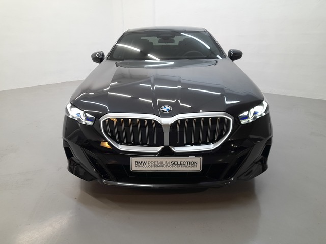 BMW Serie 5 520d color Gris. Año 2023. 145KW(197CV). Diésel. En concesionario Cabrero Motorsport de Huesca