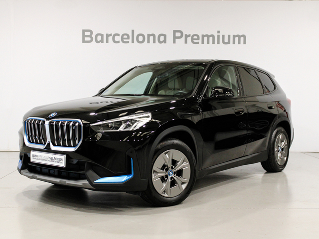 BMW iX1 xDrive30 color Negro. Año 2023. 230KW(313CV). Eléctrico. En concesionario Barcelona Premium -- GRAN VIA de Barcelona