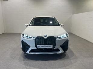 Fotos de BMW iX xDrive40 color Blanco. Año 2023. 240KW(326CV). Eléctrico. En concesionario MOTOR MUNICH S.A.U  - Terrassa de Barcelona