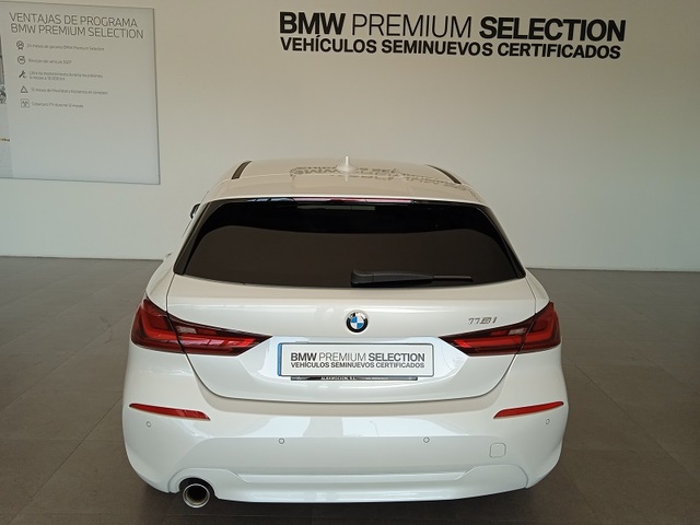 BMW Serie 1 118i color Blanco. Año 2022. 103KW(140CV). Gasolina. En concesionario ALBAMOCION CIUDAD REAL  de Ciudad Real