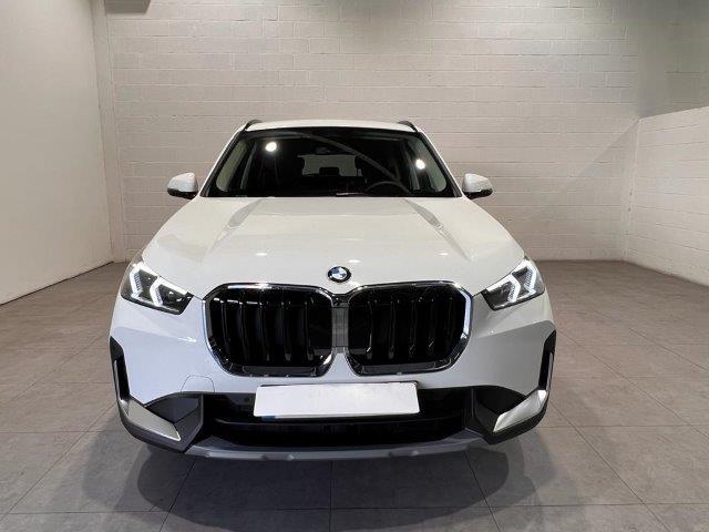 BMW X1 sDrive18i color Blanco. Año 2023. 100KW(136CV). Gasolina. En concesionario MOTOR MUNICH CADI SL-MANRESA de Barcelona