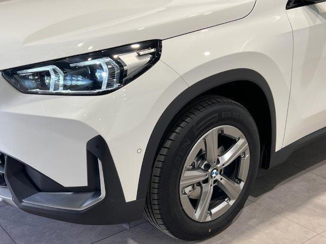 BMW X1 sDrive18i color Blanco. Año 2023. 100KW(136CV). Gasolina. En concesionario MOTOR MUNICH CADI SL-MANRESA de Barcelona