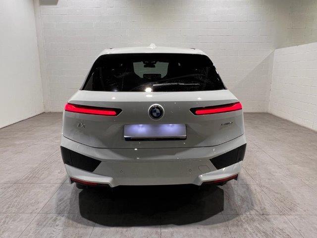 BMW iX xDrive40 color Blanco. Año 2023. 240KW(326CV). Eléctrico. En concesionario MOTOR MUNICH CADI SL-MANRESA de Barcelona
