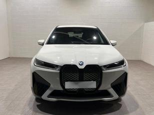 Fotos de BMW iX xDrive40 color Blanco. Año 2023. 240KW(326CV). Eléctrico. En concesionario MOTOR MUNICH CADI SL-MANRESA de Barcelona