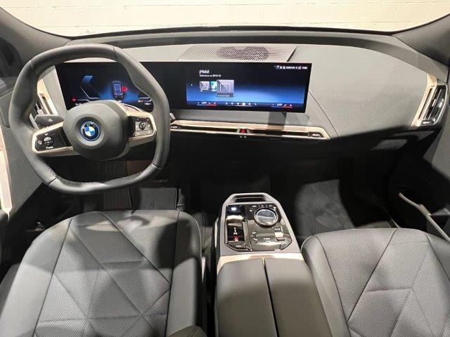 BMW iX xDrive40 color Gris. Año 2023. 240KW(326CV). Eléctrico. En concesionario MOTOR MUNICH S.A.U  - Terrassa de Barcelona