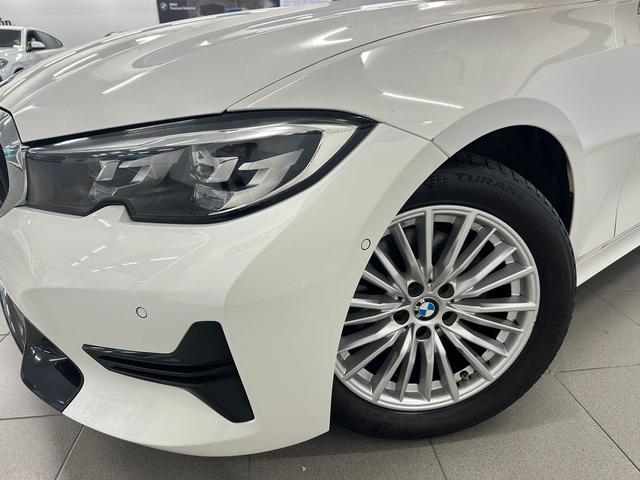 BMW Serie 3 320i color Blanco. Año 2022. 135KW(184CV). Gasolina. En concesionario Lurauto Navarra de Navarra