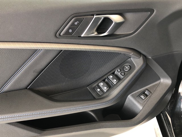 BMW Serie 1 118d color Negro. Año 2023. 110KW(150CV). Diésel. En concesionario Vehinter Getafe de Madrid