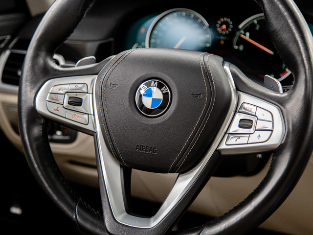 BMW Serie 7 750i color Gris. Año 2015. 330KW(450CV). Gasolina. En concesionario Móvil Begar Alicante de Alicante