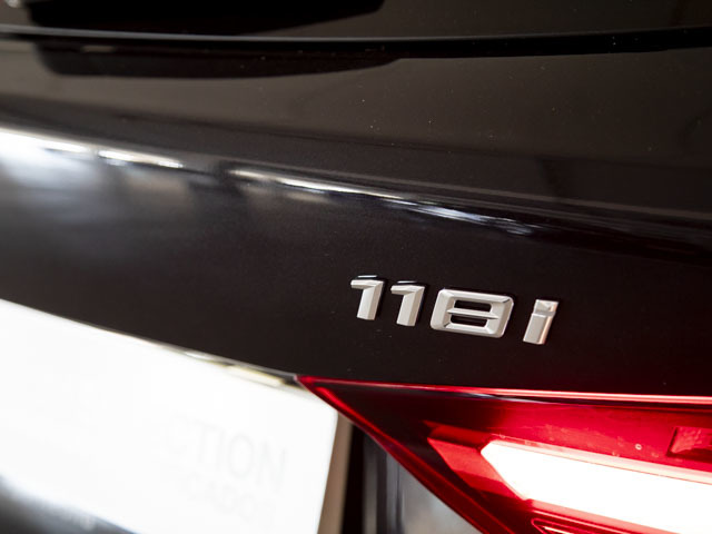 BMW Serie 1 118i color Negro. Año 2020. 103KW(140CV). Gasolina. En concesionario Fuenteolid de Valladolid