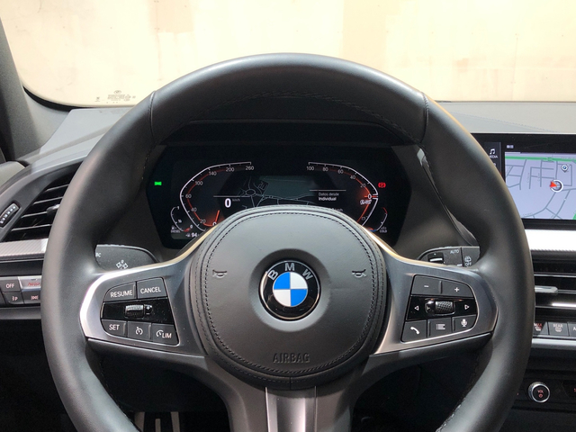 BMW Serie 1 118d color Negro. Año 2023. 110KW(150CV). Diésel. En concesionario Movilnorte El Carralero de Madrid