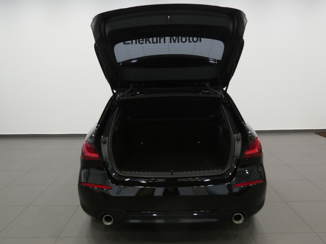 BMW Serie 1 118d color Negro. Año 2021. 110KW(150CV). Diésel. En concesionario Enekuri Motor de Vizcaya
