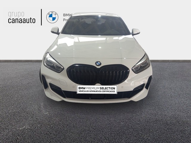 BMW Serie 1 118i color Blanco. Año 2023. 100KW(136CV). Gasolina. En concesionario CANAAUTO - TACO de Sta. C. Tenerife