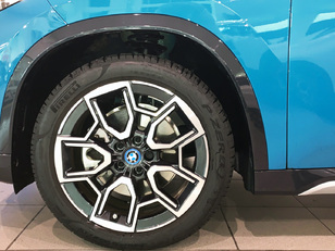 BMW iX1 xDrive30 color Azul. Año 2023. 230KW(313CV). Eléctrico. En concesionario Celtamotor Pontevedra de Pontevedra