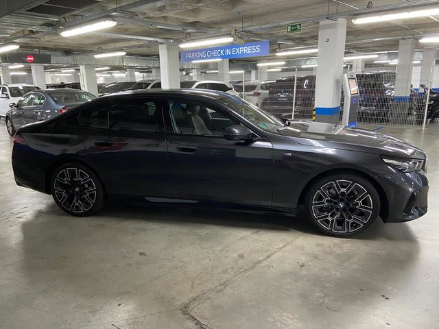 BMW Serie 5 520d color Gris. Año 2023. 145KW(197CV). Diésel. En concesionario BYmyCAR Madrid - Alcalá de Madrid