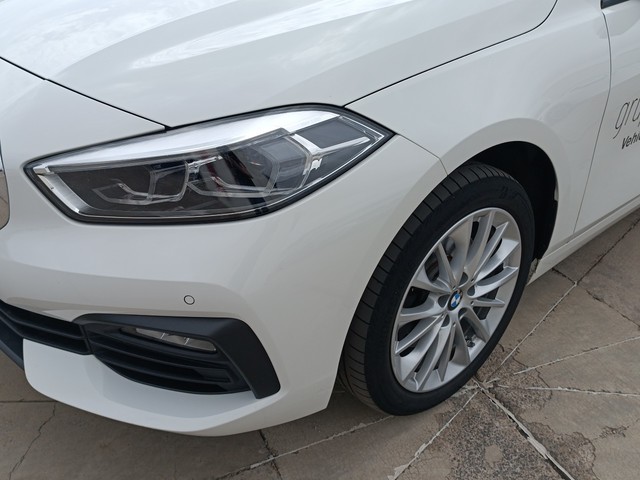 BMW Serie 1 116d color Blanco. Año 2023. 85KW(116CV). Diésel. En concesionario TACO de Sta. C. Tenerife