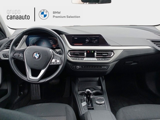 BMW Serie 1 116d color Blanco. Año 2023. 85KW(116CV). Diésel. En concesionario TACO de Sta. C. Tenerife
