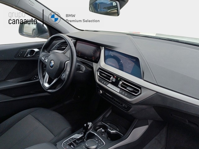BMW Serie 1 116d color Blanco. Año 2023. 85KW(116CV). Diésel. En concesionario TACO de Sta. C. Tenerife