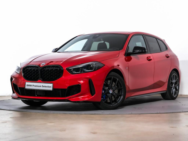 BMW Serie 1 M135i color Rojo. Año 2023. 225KW(306CV). Gasolina. En concesionario Oliva Motor Tarragona de Tarragona