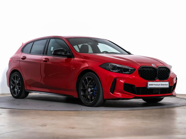 BMW Serie 1 M135i color Rojo. Año 2023. 225KW(306CV). Gasolina. En concesionario Oliva Motor Tarragona de Tarragona