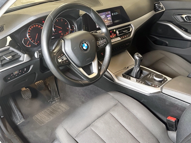 BMW Serie 3 318d color Blanco. Año 2019. 110KW(150CV). Diésel. En concesionario Triocar Gijón (Bmw y Mini) de Asturias