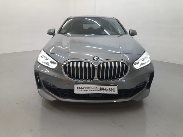 BMW Serie 1 118i color Gris. Año 2022. 100KW(136CV). Gasolina. En concesionario Cabrero Motorsport de Huesca