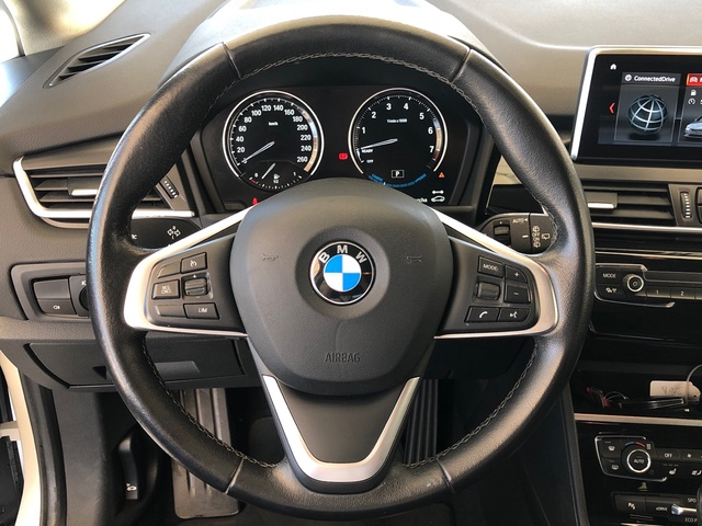 BMW Serie 2 225xe iPerformance Active Tourer color Blanco. Año 2019. 165KW(224CV). Híbrido Electro/Gasolina. En concesionario Vehinter Getafe de Madrid