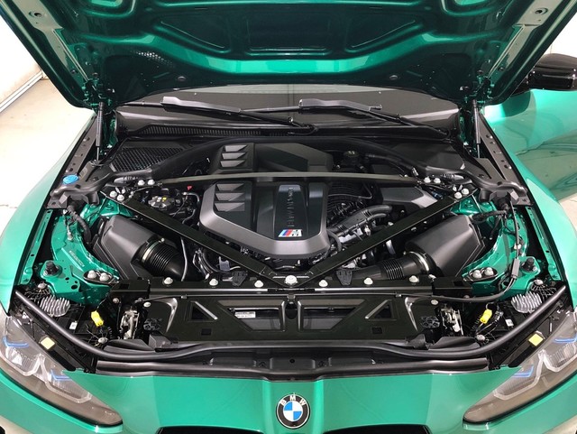 BMW M M4 Coupe Competition color Verde. Año 2023. 375KW(510CV). Gasolina. En concesionario Vehinter Getafe de Madrid