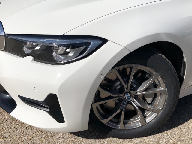 BMW Serie 3 330e color Blanco. Año 2019. 215KW(292CV). Híbrido Electro/Gasolina. En concesionario Auto Premier, S.A. - MADRID de Madrid