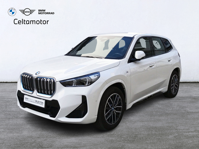 BMW iX1 xDrive30 color Blanco. Año 2023. 230KW(313CV). Eléctrico. En concesionario Celtamotor Vigo  de Pontevedra