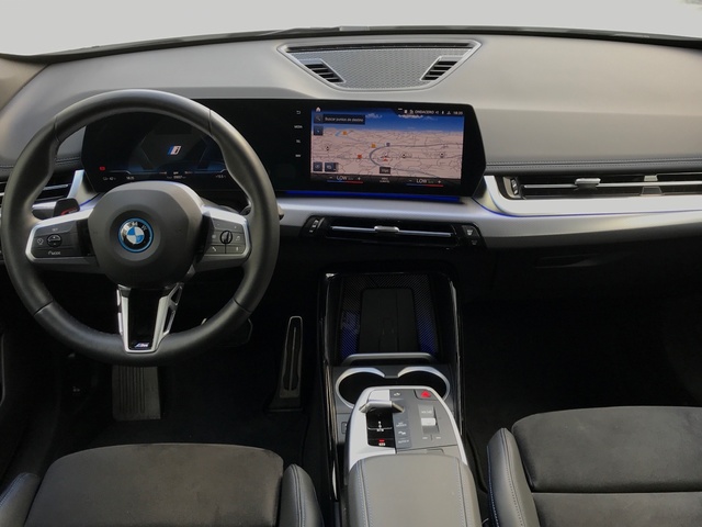 BMW iX1 xDrive30 color Blanco. Año 2023. 230KW(313CV). Eléctrico. En concesionario Celtamotor Vigo  de Pontevedra